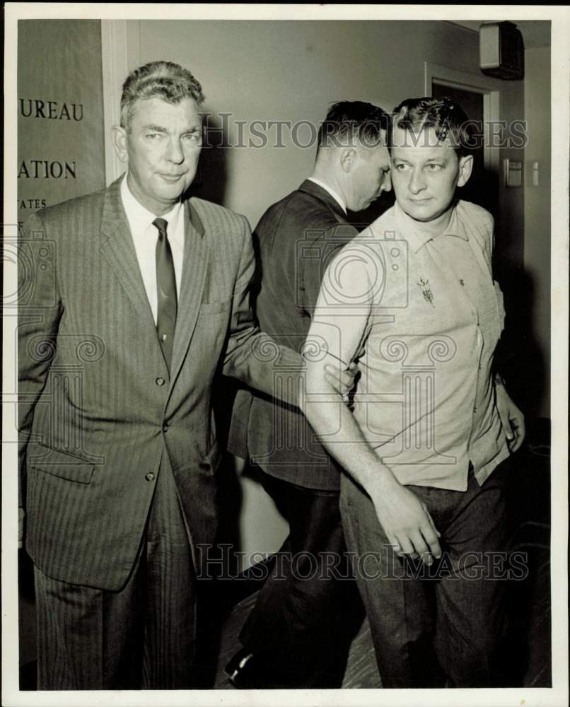 1965 Press Photo Allen Wade Haugsted escorted to hearing by FBI agents- Historic Images