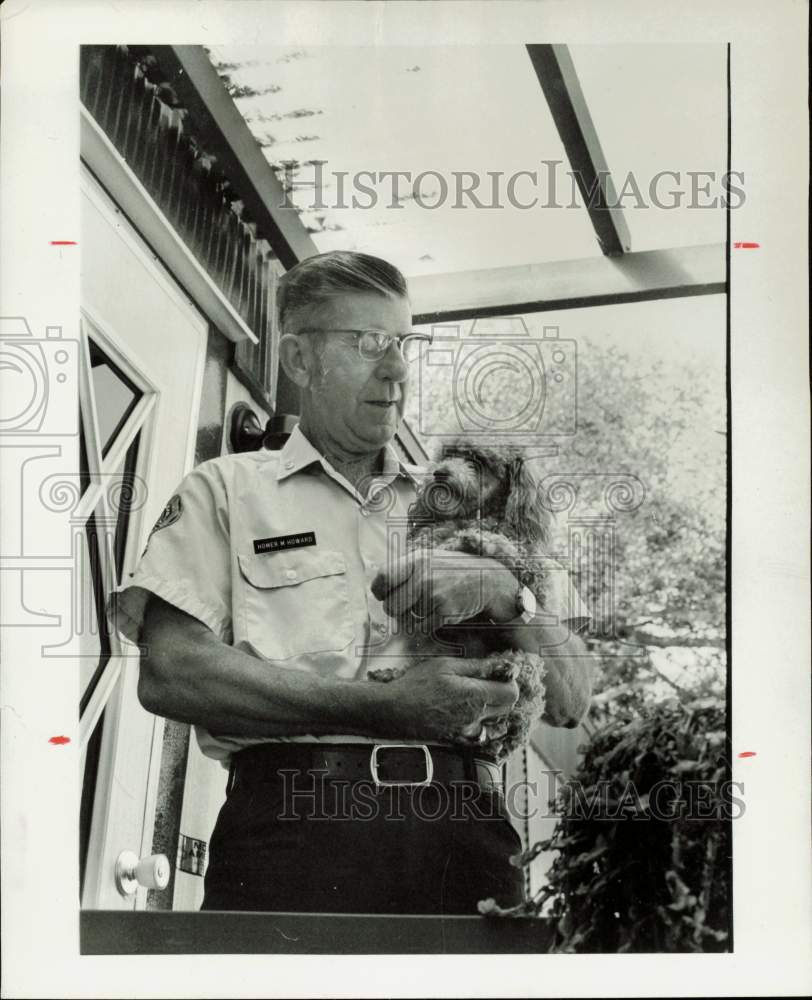 1978 Press Photo Homer Howard, Stafford Fire Chief, holds dog Pierre in Texas- Historic Images