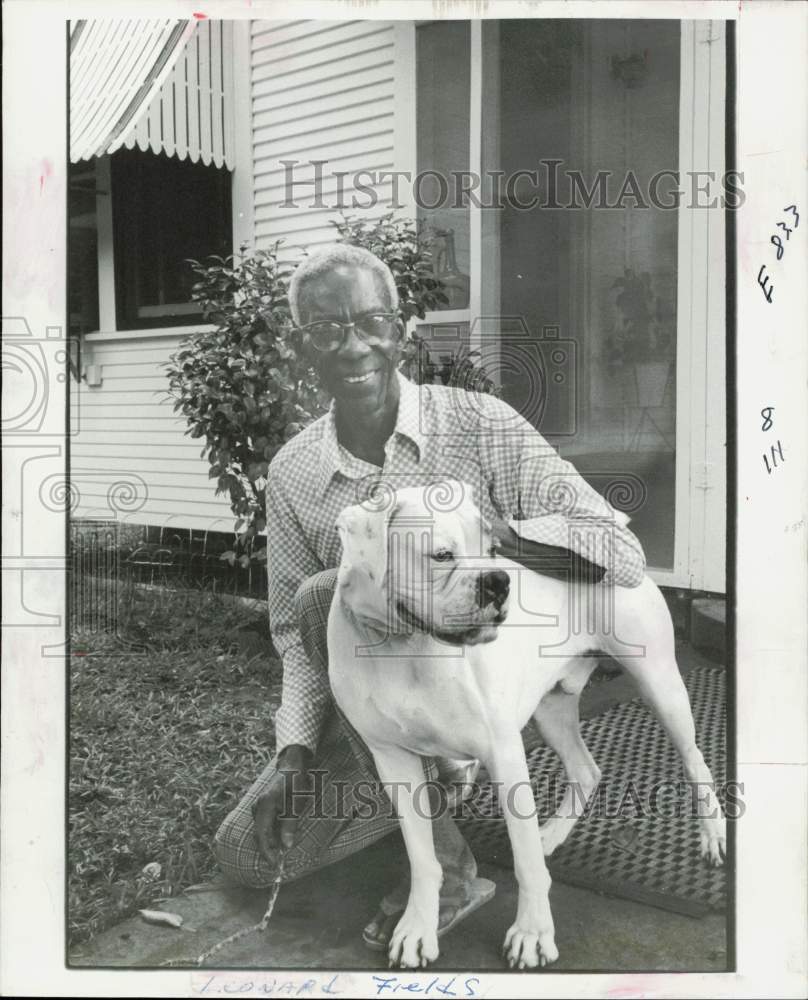 1977 Press Photo City Commissioner Leonard Fields poses with pet boxer Spot, TX- Historic Images