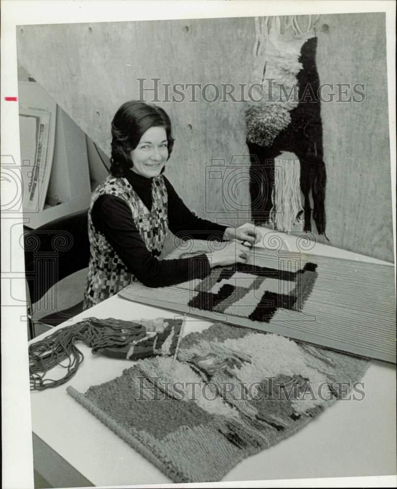 1974 Press Photo Mary Ruth Smith, needle weaving instructor at UH. - hpa78556- Historic Images