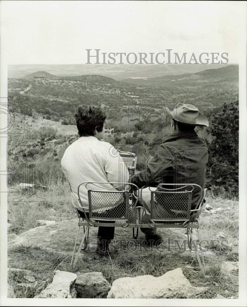 1973 Press Photo Howard and Carolyn Randall sit on rim of canyon near Leander.- Historic Images