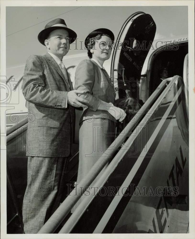 1956 Press Photo Mr. and Mrs. O.R. Smith board plane for Los Angeles.- Historic Images