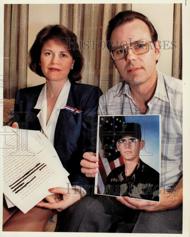 1990 Press Photo Karen and Steve hold photograph of son Stephen in 82nd Airborne- Historic Images