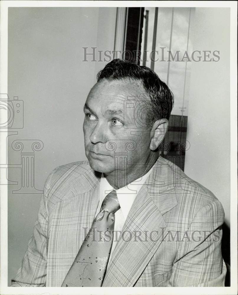 1975 Press Photo Gordon Smith, Harris-Galveston Coastal Subsidence member.- Historic Images