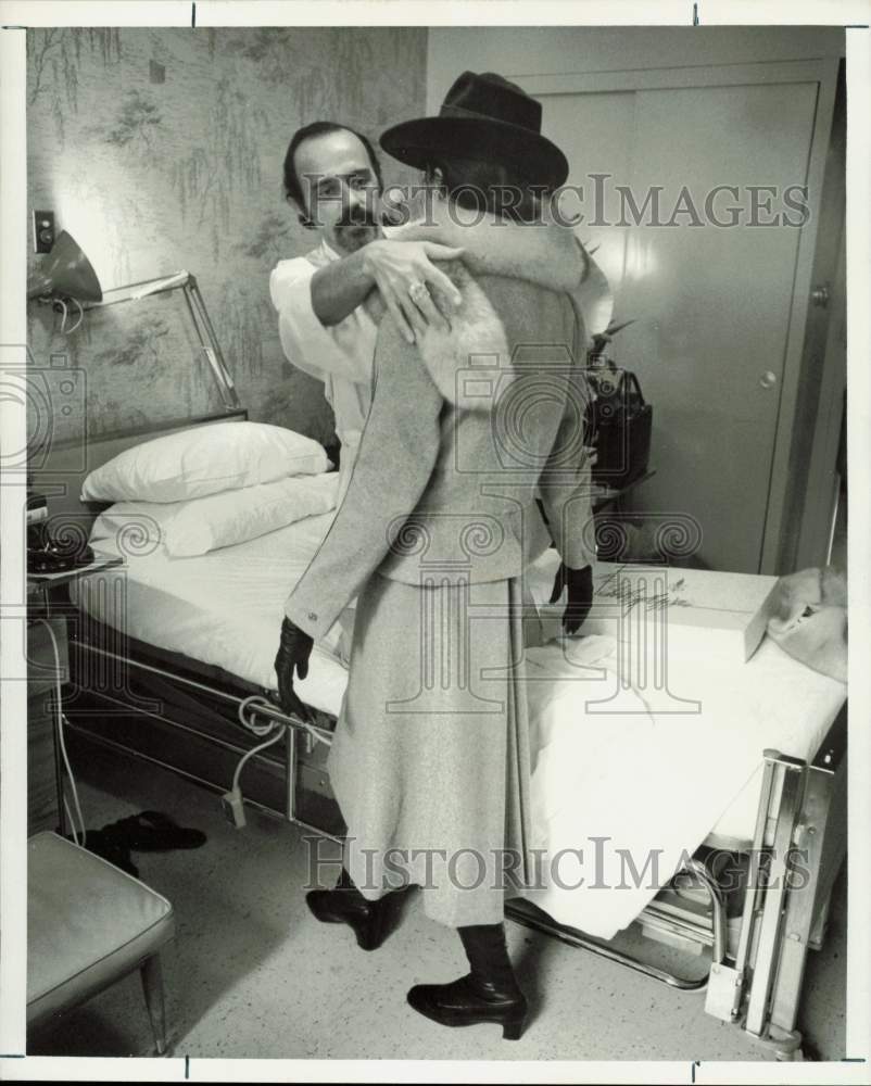 1970 Press Photo Michael Novarese, designer, adjusts model&#39;s fox scarf.- Historic Images