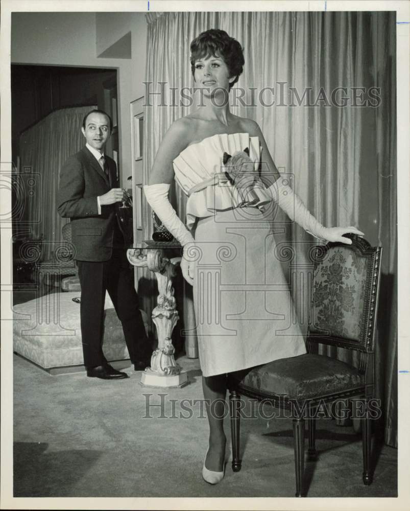 1965 Press Photo Michael Novarese, California fashion designer, shown with model- Historic Images