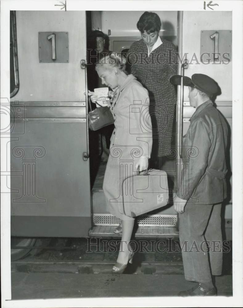 1956 Press Photo Bobo Rockefeller arrives by train in Paris. - hpa78721- Historic Images