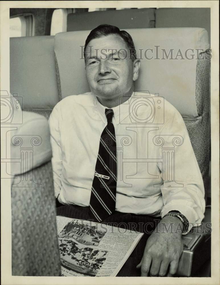 1963 Press Photo David Rockefeller, Chase Manhattan President on jet to New York- Historic Images
