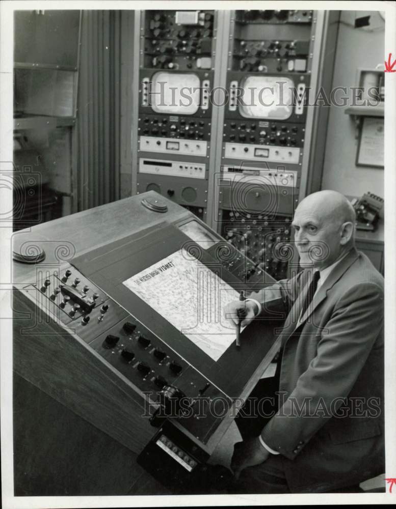 1963 Press Photo Dr. Francis Reichelderfer of U.S. Weather Bureau at TV station.- Historic Images