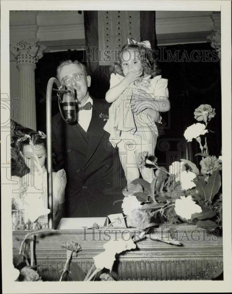 1947 Press Photo Speaker W.O. Reed introduces daughters to Texas Legislature.- Historic Images