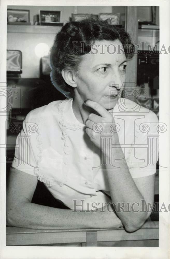 1958 Press Photo Marqueta Randolph, Diamond Jewelry Company clerk - hpa78841- Historic Images