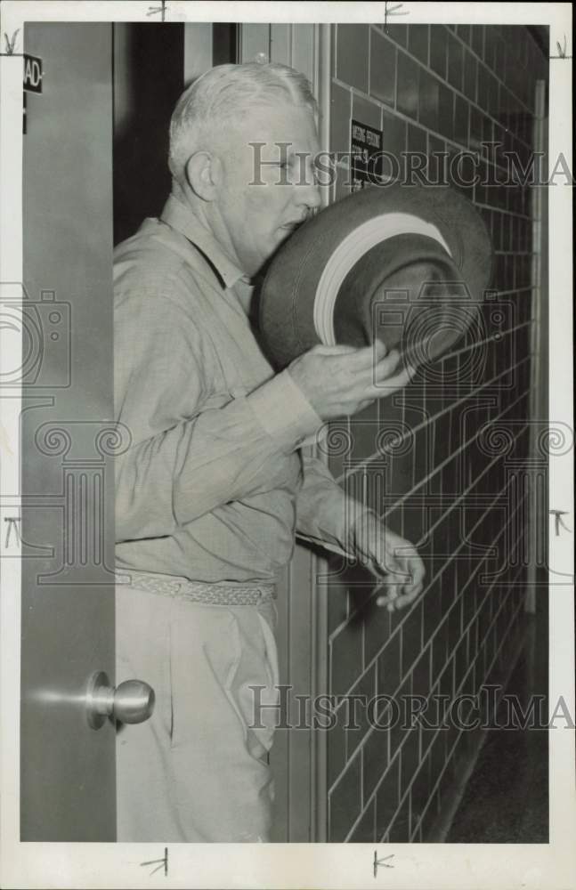 1955 Press Photo E. G. Hause charged in Corporation Court of bookmaking.- Historic Images