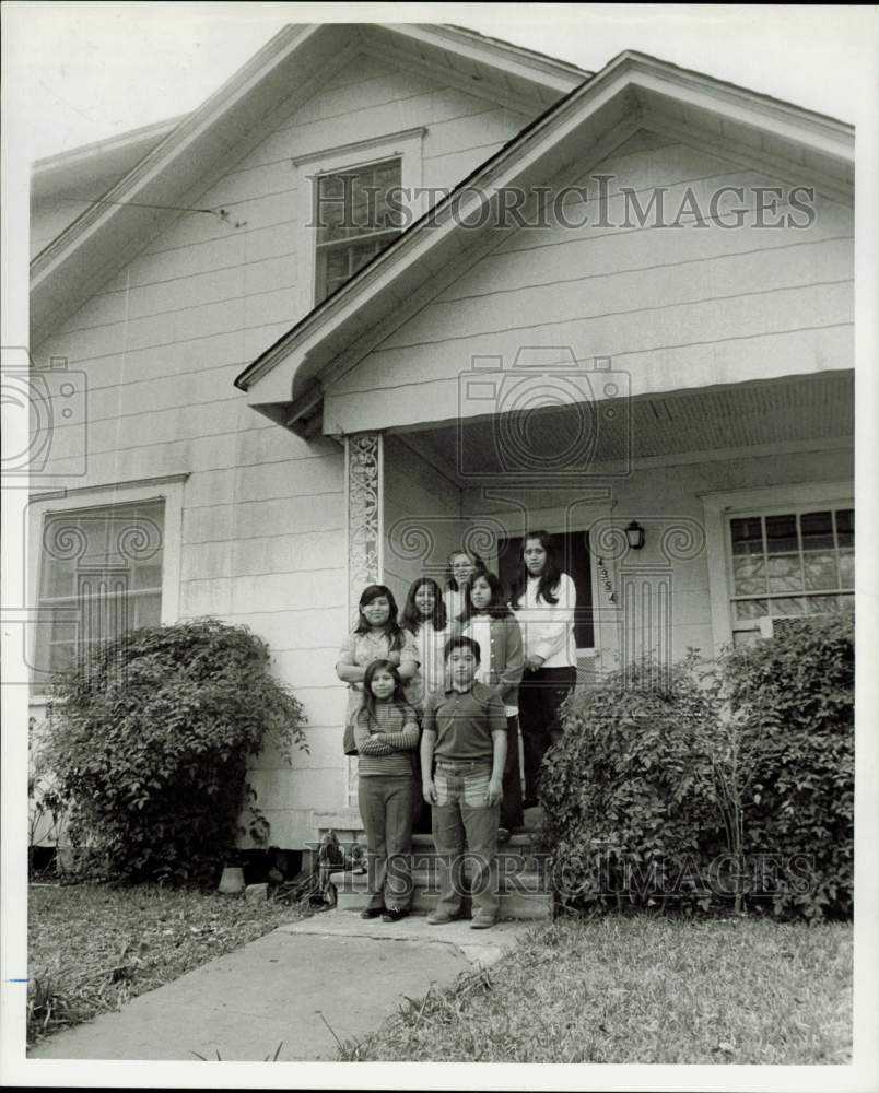 1972 Press Photo Mrs. Amanda Ramos and children pose at Houston home.- Historic Images