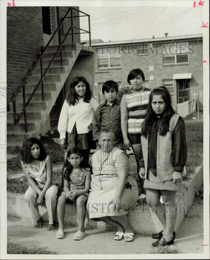 1971 Press Photo Amanda Ramos, winner of Texas pollution suit, with her children- Historic Images