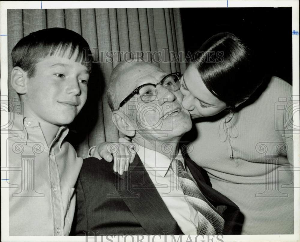 1970 Press Photo Houston Postmaster George Poitevent congratulated by grandkids.- Historic Images