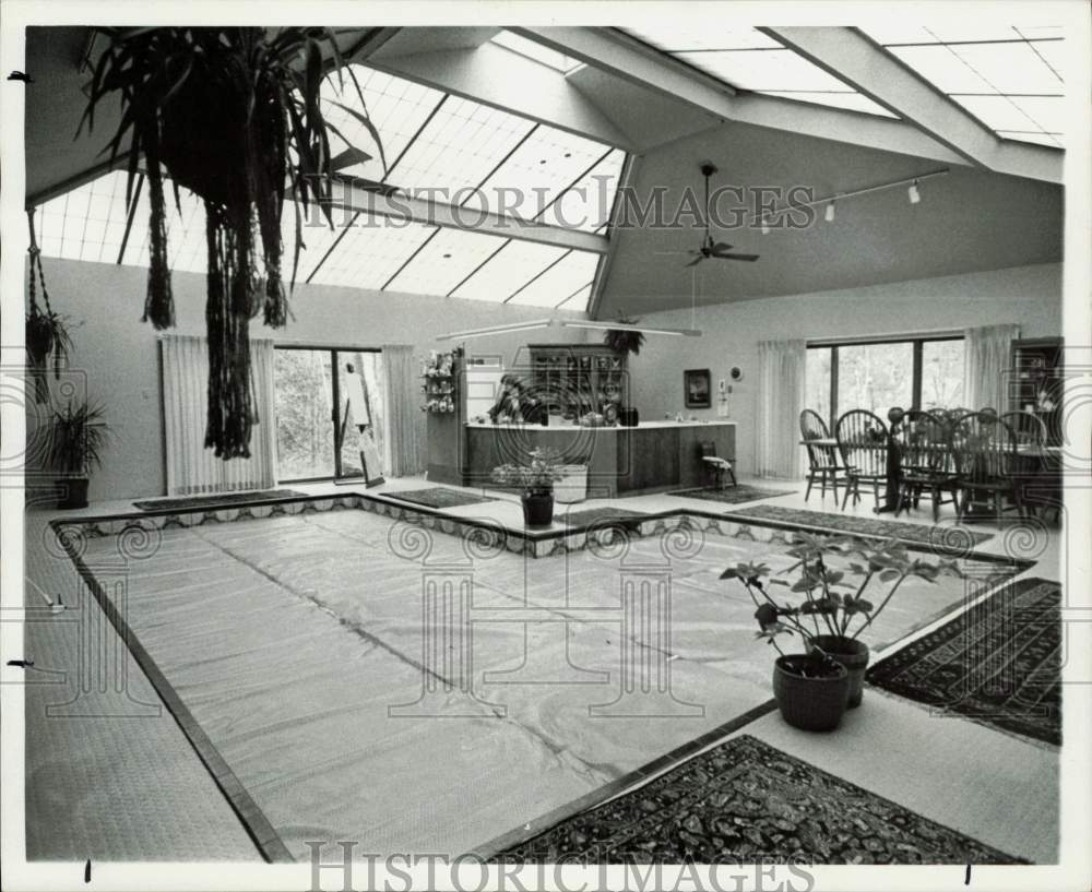 1979 Press Photo Jack Reber Brookshire home with pool, kitchen and dining area.- Historic Images