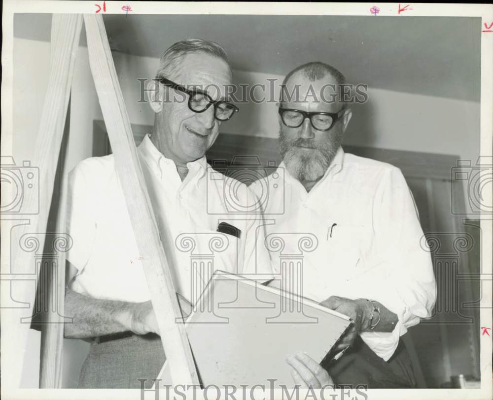 1964 Press Photo Dick Rembrandt and Dick Laughlin look over document.- Historic Images