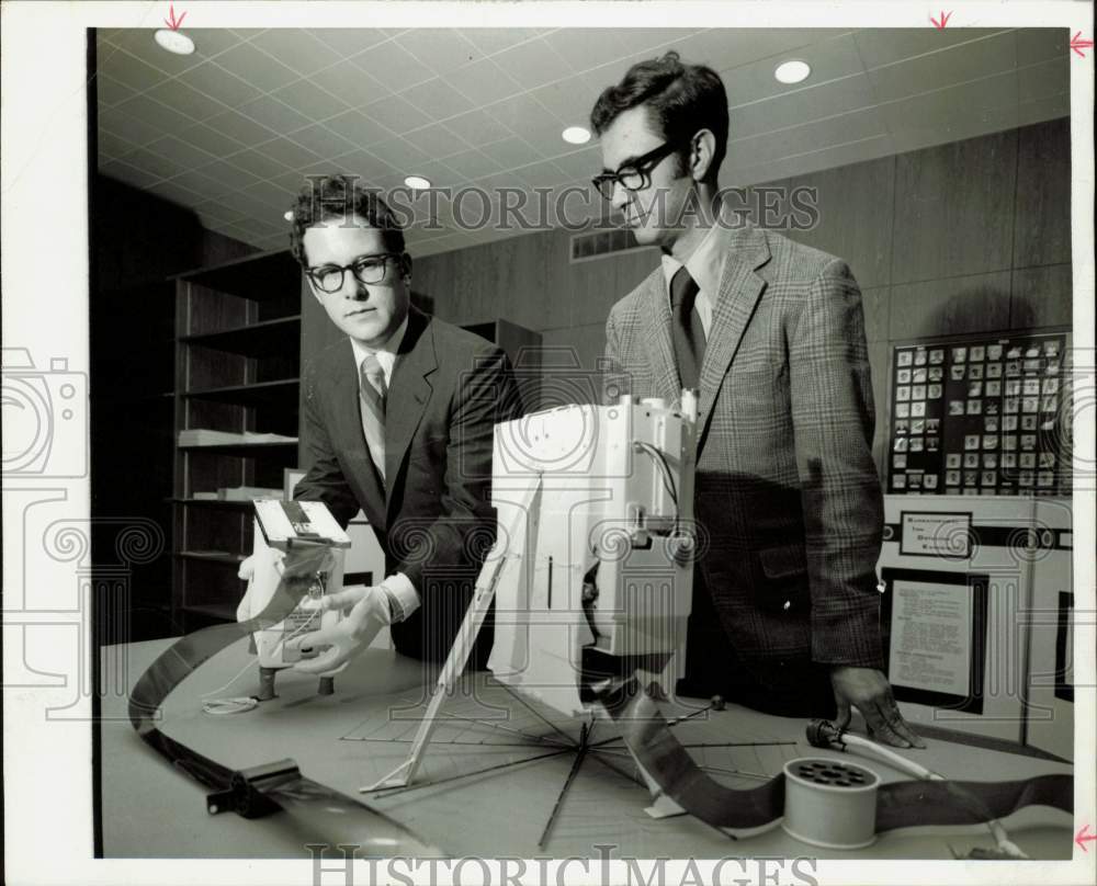 1971 Press Photo Drs. David Reasoner and Freeman of Rice University. - hpa79000- Historic Images