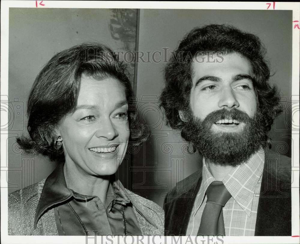 1973 Press Photo Maggie Foster poses with artist Peter Reginato in Houston- Historic Images