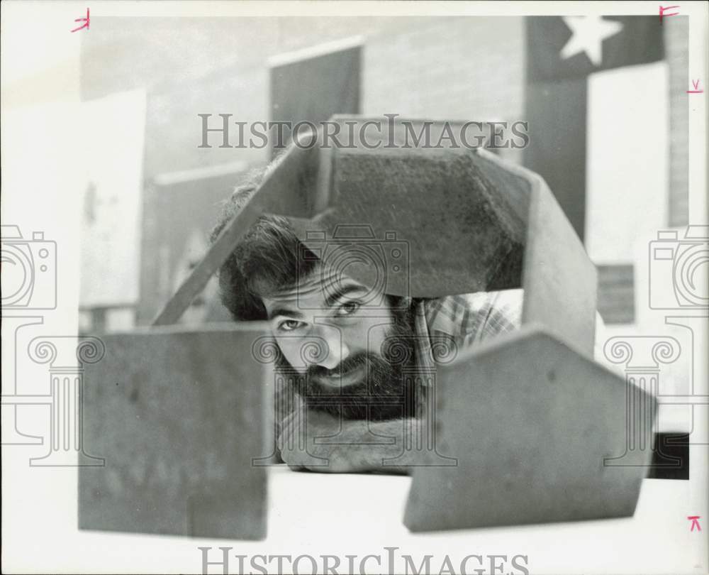 1973 Press Photo Peter Reginato, sculptor, displays one of his creations- Historic Images