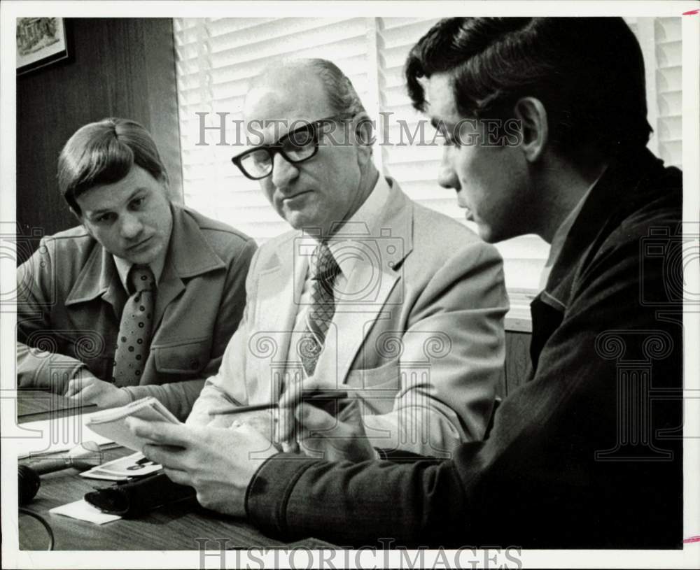 1976 Press Photo Lieutenant Marion Reese, colleagues discuss probe in Houston- Historic Images