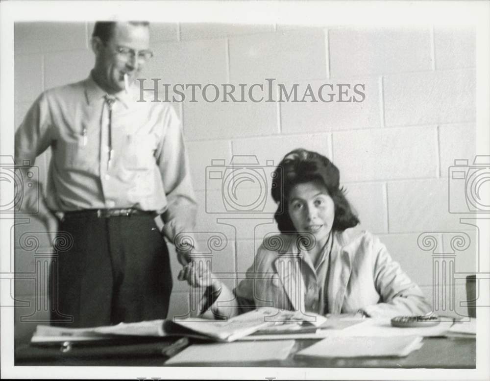 1963 Press Photo Mary Lynch, editor of the Jicarilla Chieftain, meets Walt Kegle- Historic Images