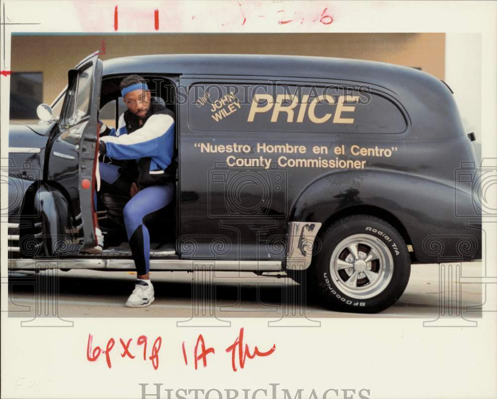 1990 Press Photo John W. Price, Dallas County Commissioner, enters his vehicle.- Historic Images