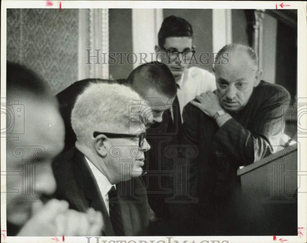 1964 Press Photo George Reedy shown at White House &quot;briefing&quot; session.- Historic Images