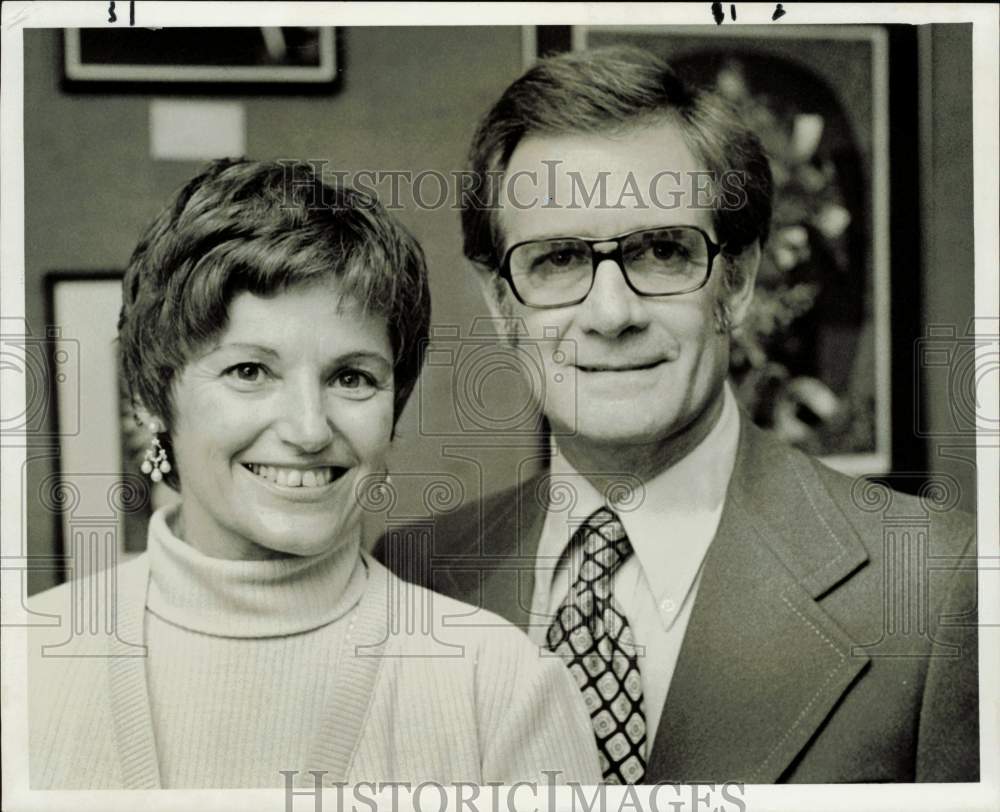 1973 Press Photo Artist Joe Sternberg with Leona Sternberg, Foley&#39;s executive.- Historic Images