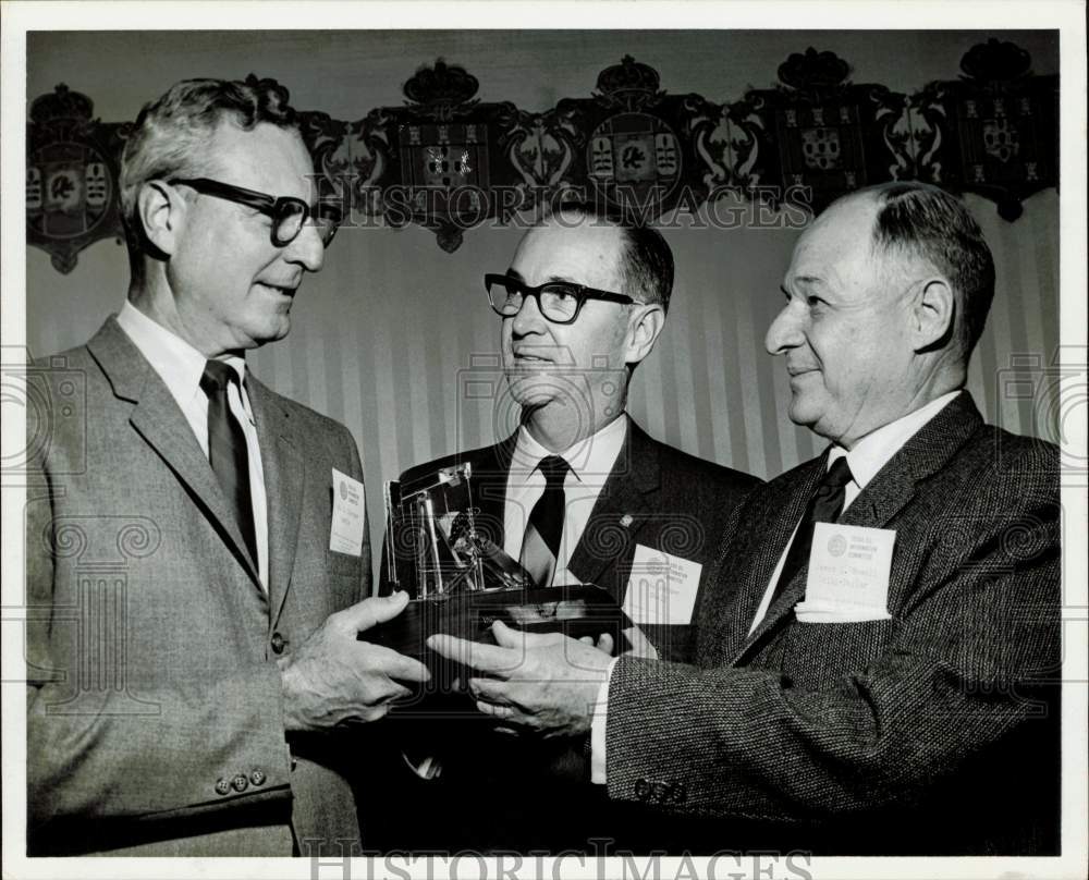 1964 Press Photo A.E. Saenger presented Chief Pump Primer Award by officials.- Historic Images