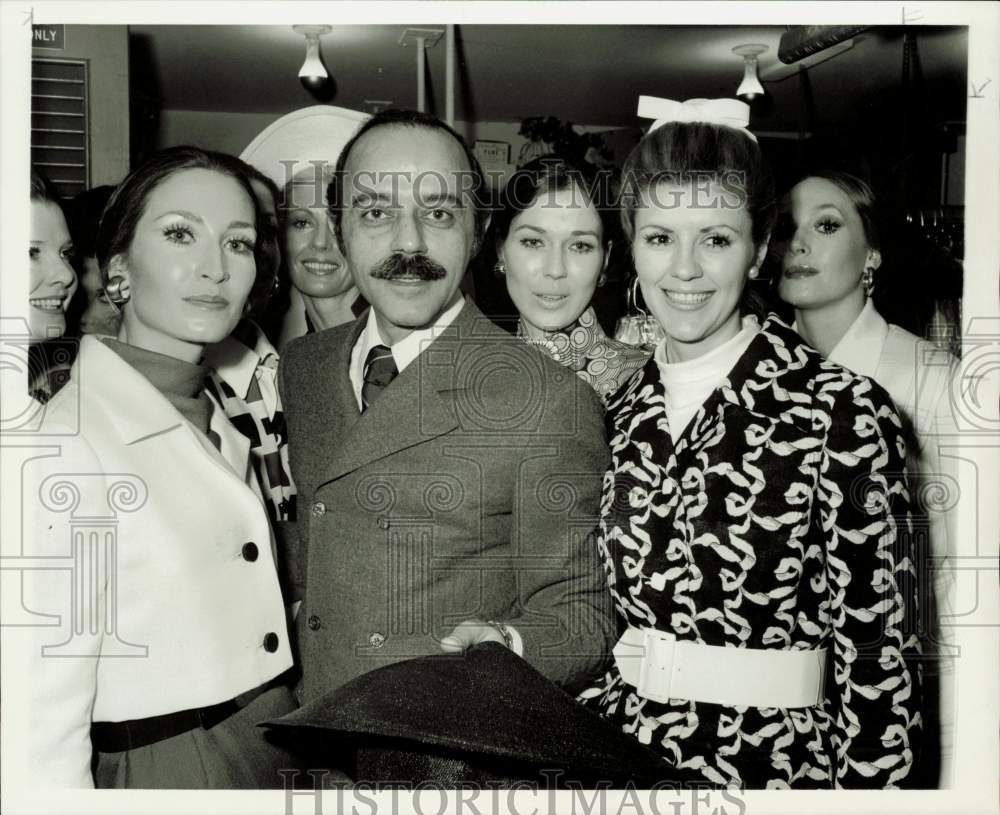 1971 Press Photo Michael Novarese, fashion designer, poses with models.- Historic Images