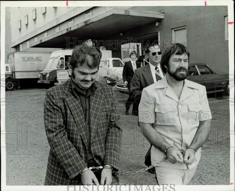 1976 Press Photo Raymond Novelli escorted to federal trial on mail fraud, Texas.- Historic Images