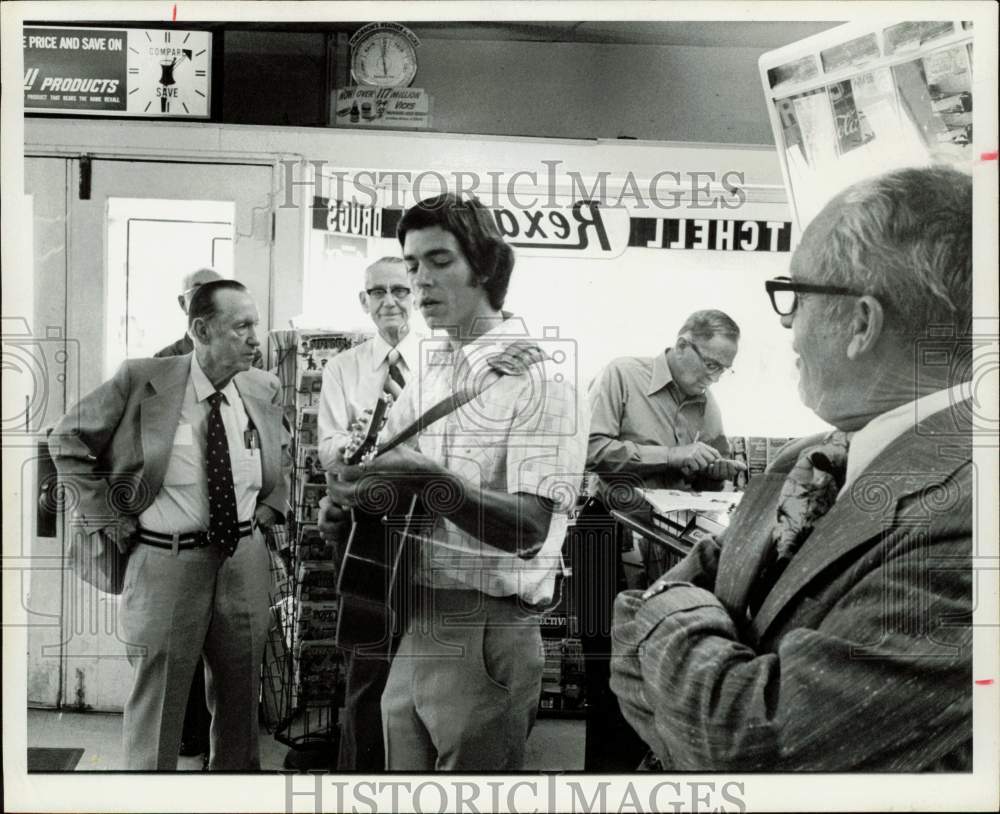 1976 Press Photo Jerry Sadler and friends pause in Arp to hear his son perform.- Historic Images