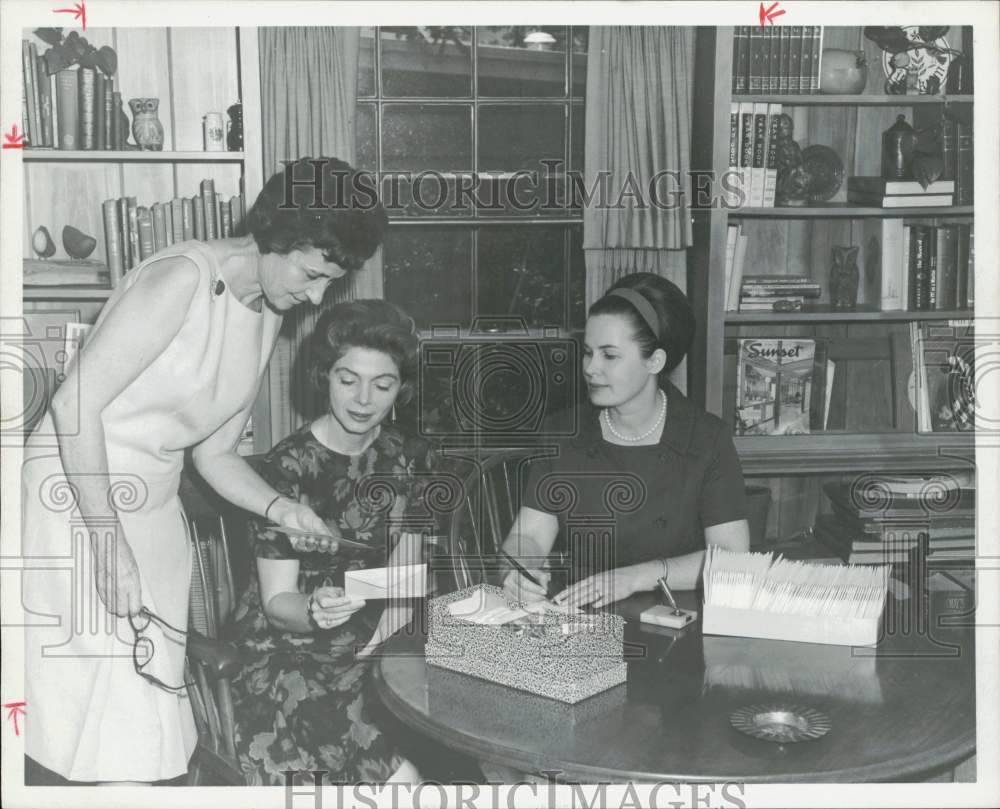 1966 Press Photo Mrs. Robert Norton with fellow American Museum Society members- Historic Images