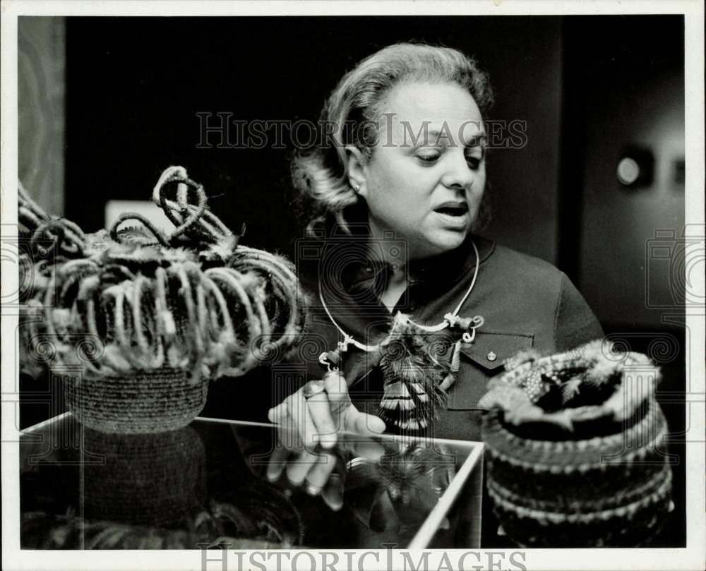 1974 Press Photo Louise Robbins, Houston weaver, displays her baskets.- Historic Images