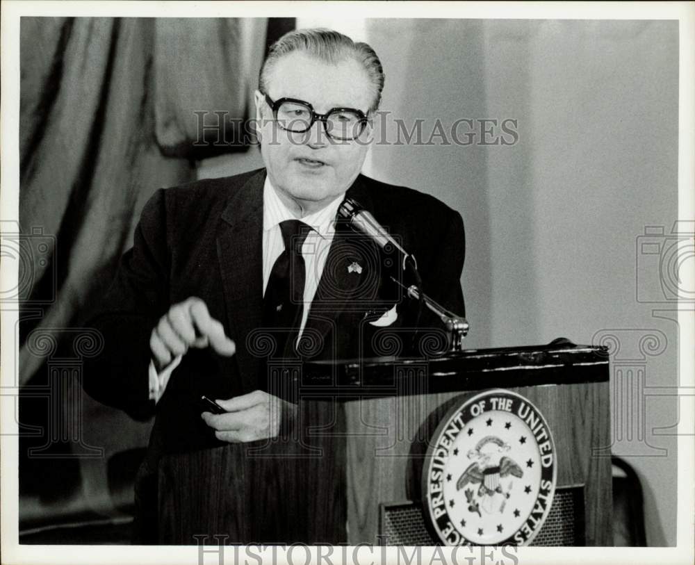 1975 Press Photo Vice President Nelson Rockefeller makes speech in Houston.- Historic Images