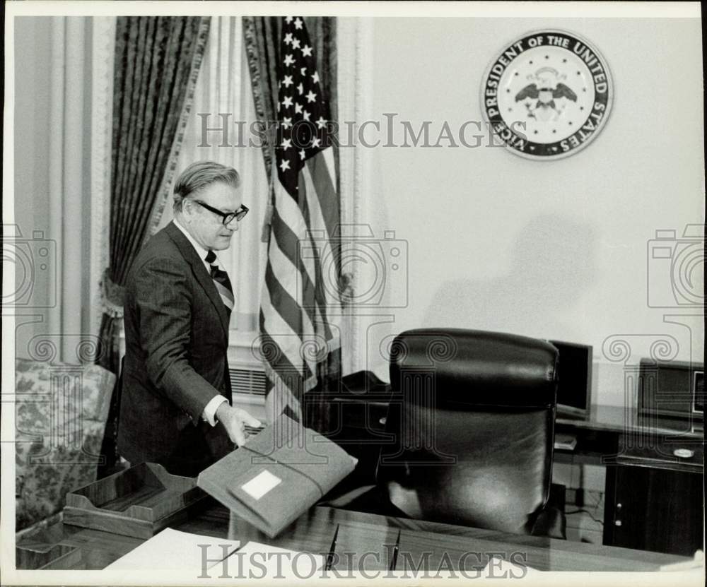 1975 Press Photo Vice President Nelson Rockefeller in his Washington office- Historic Images