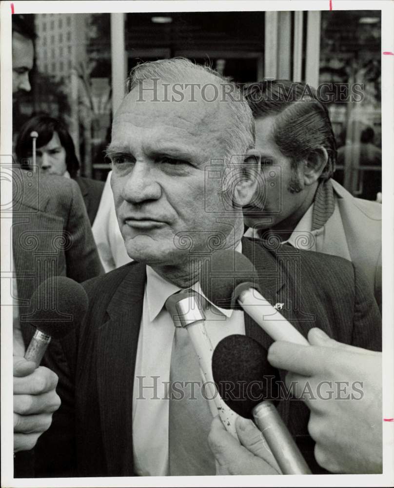 1974 Press Photo Attorney Ted Musick talks to press during recess. - hpa79262- Historic Images