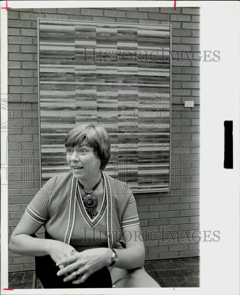 1974 Press Photo Karen Nelson shows her work at Allen Center exhibition.- Historic Images