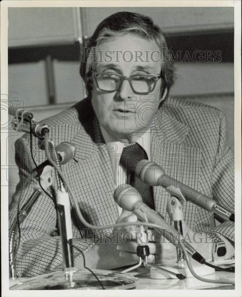 1976 Press Photo Albert Randall, City Health Department director at news brief.- Historic Images