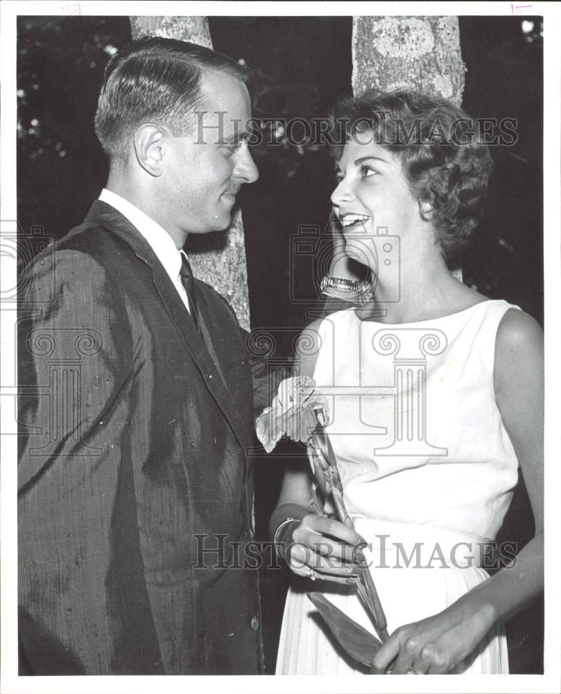 1961 Press Photo Mr. and Mrs. Whipple S. Newell, Jr. after marriage in Virginia.- Historic Images