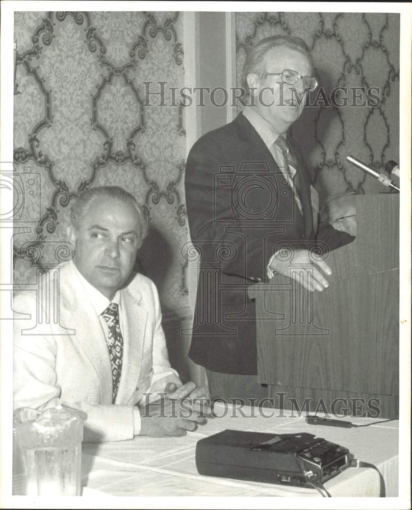 1972 Press Photo Lawrence O&#39;Brien makes speech as Robert Strass listens.- Historic Images