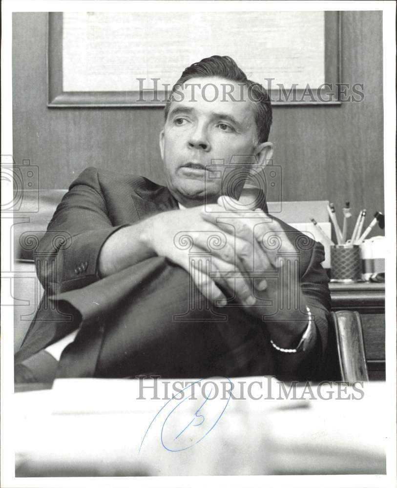 1971 Press Photo Joe Reynolds, former school attorney, sits in his office.- Historic Images