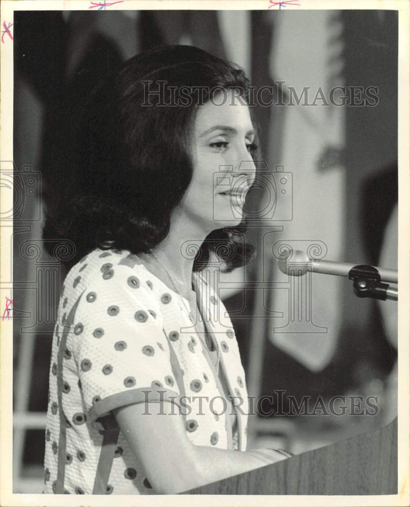 1972 Press Photo Mrs. George Wallace speaks from podium. - hpa79496- Historic Images