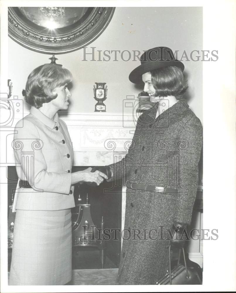 1967 Press Photo Diana Roeder and Mrs. John Lindsay greet at New York reception.- Historic Images