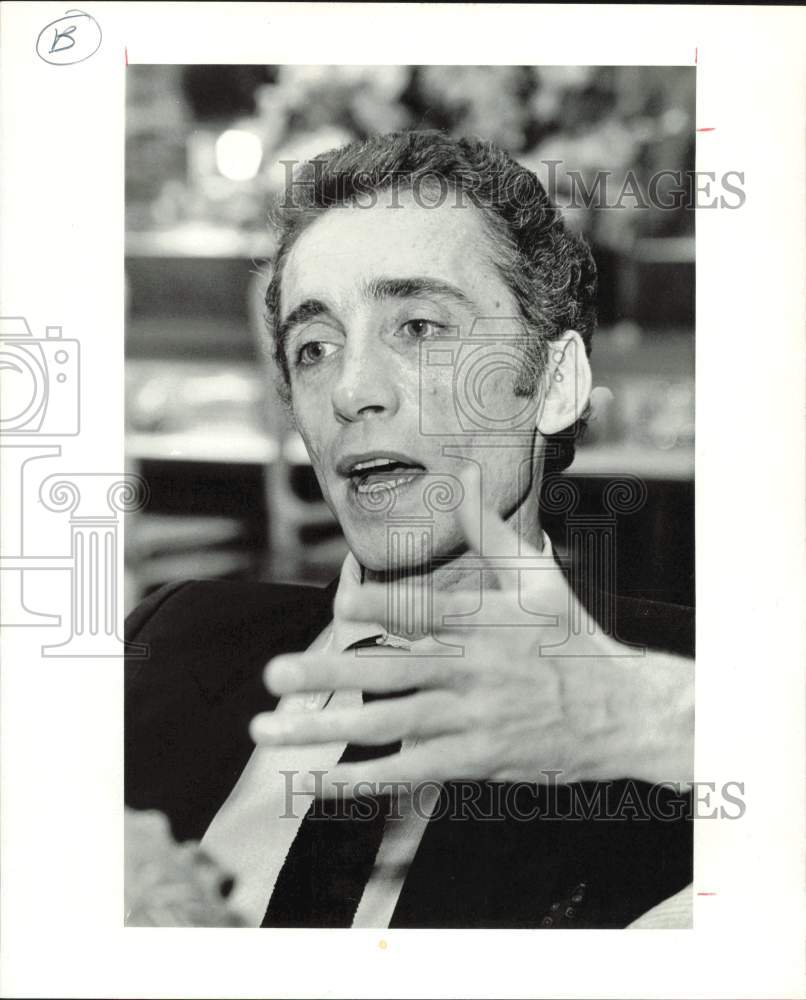 1978 Press Photo Fernando Sanchez, fashion designer gestures - hpa79556- Historic Images