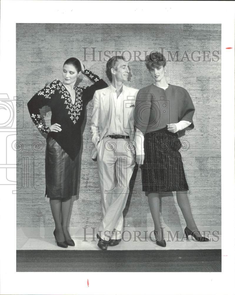 1982 Press Photo Fernando Sanchez, fashion designer, poses with models- Historic Images