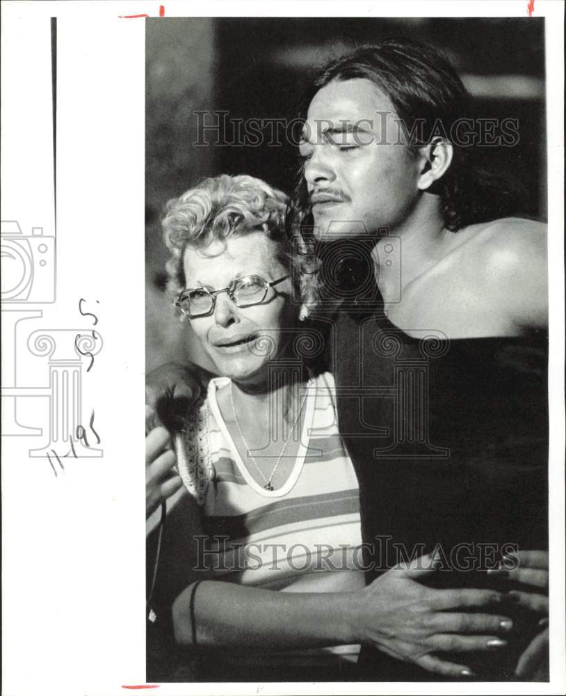 1979 Press Photo Robert Sapien and mother with press at Houston Federal Building- Historic Images