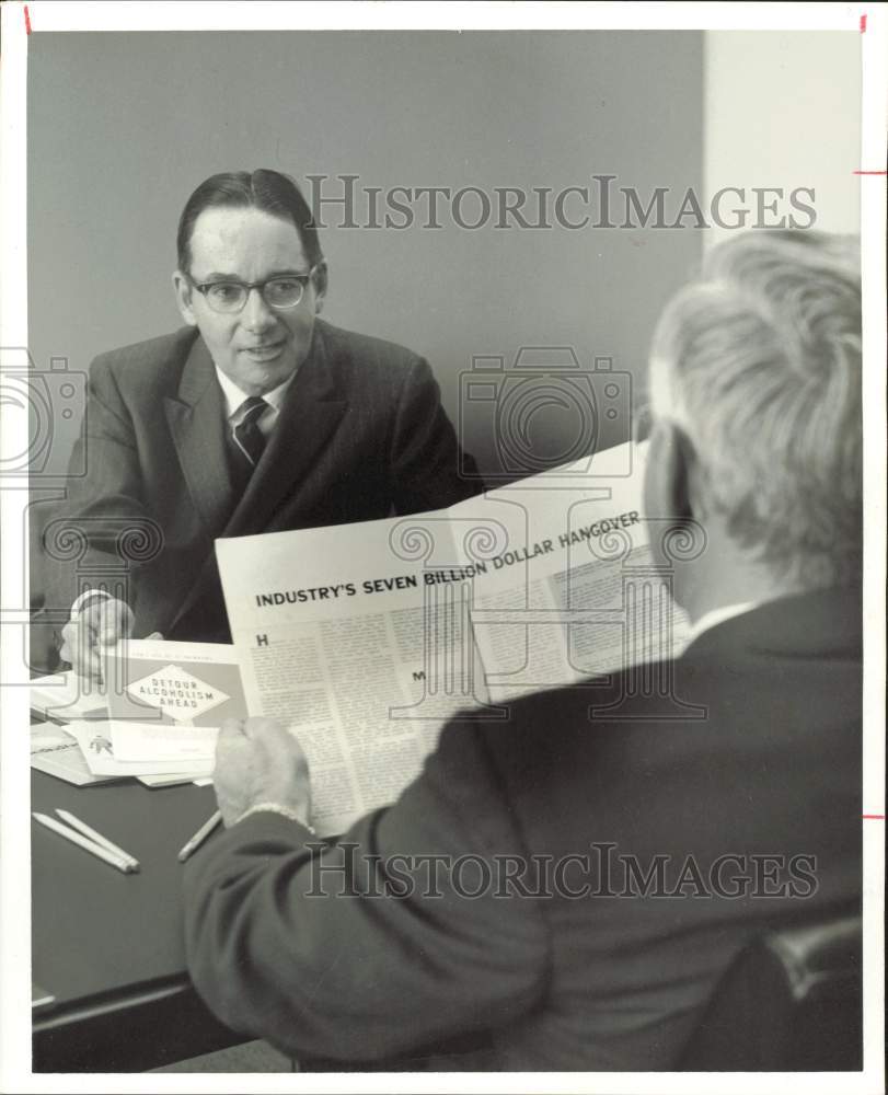 1970 Press Photo Ben Patterson, Houston Alcoholism Council director reads paper- Historic Images