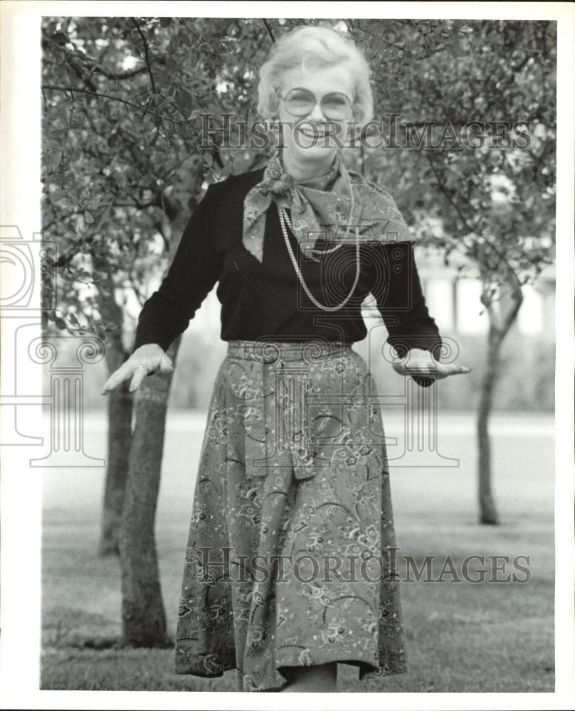 1976 Press Photo Sylvia Wallace, author, walks with hands outreached.- Historic Images